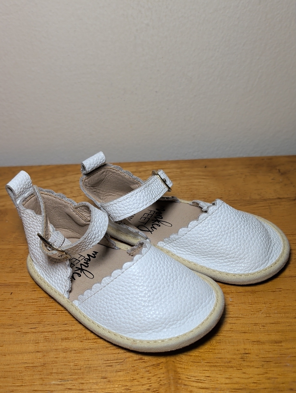 Monkey Feet Baby Girls White Pebbled Leather Scallop Shoes Size 12-18M